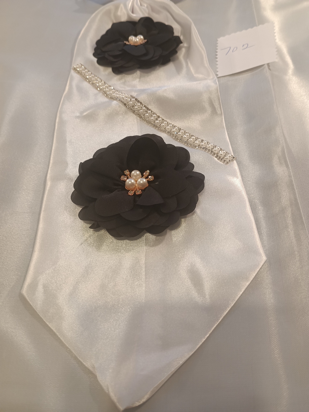Elegant Black Floral JunkTie Necklace Set with Pearl Accents - Picture 7 of 8
